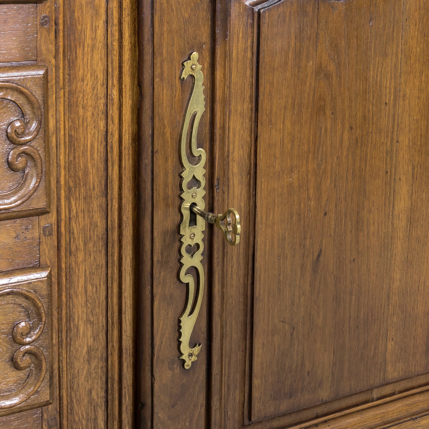Early 19th Century French Country Louis XV Style Carved Oak Enfilade Buffet