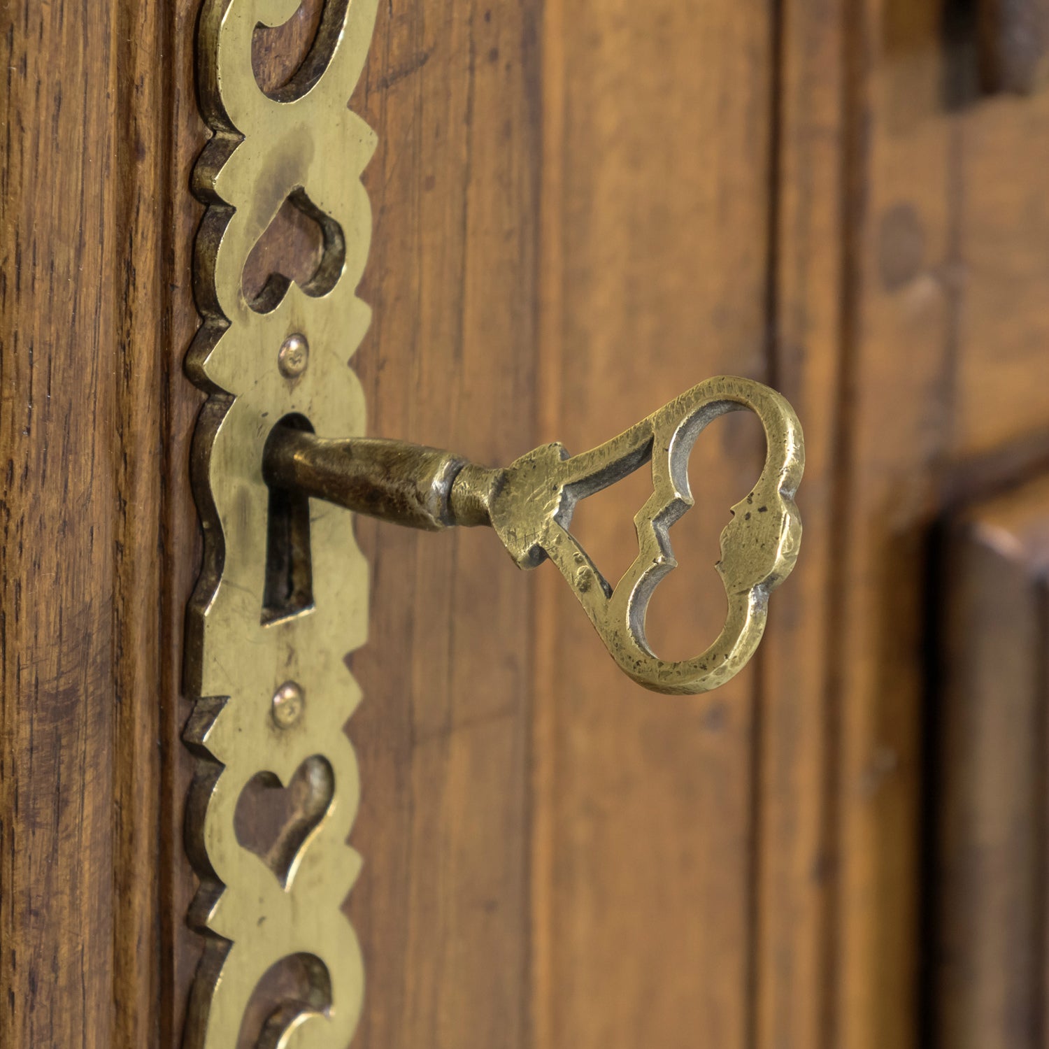 Early 19th Century French Country Louis XV Style Carved Oak Enfilade Buffet