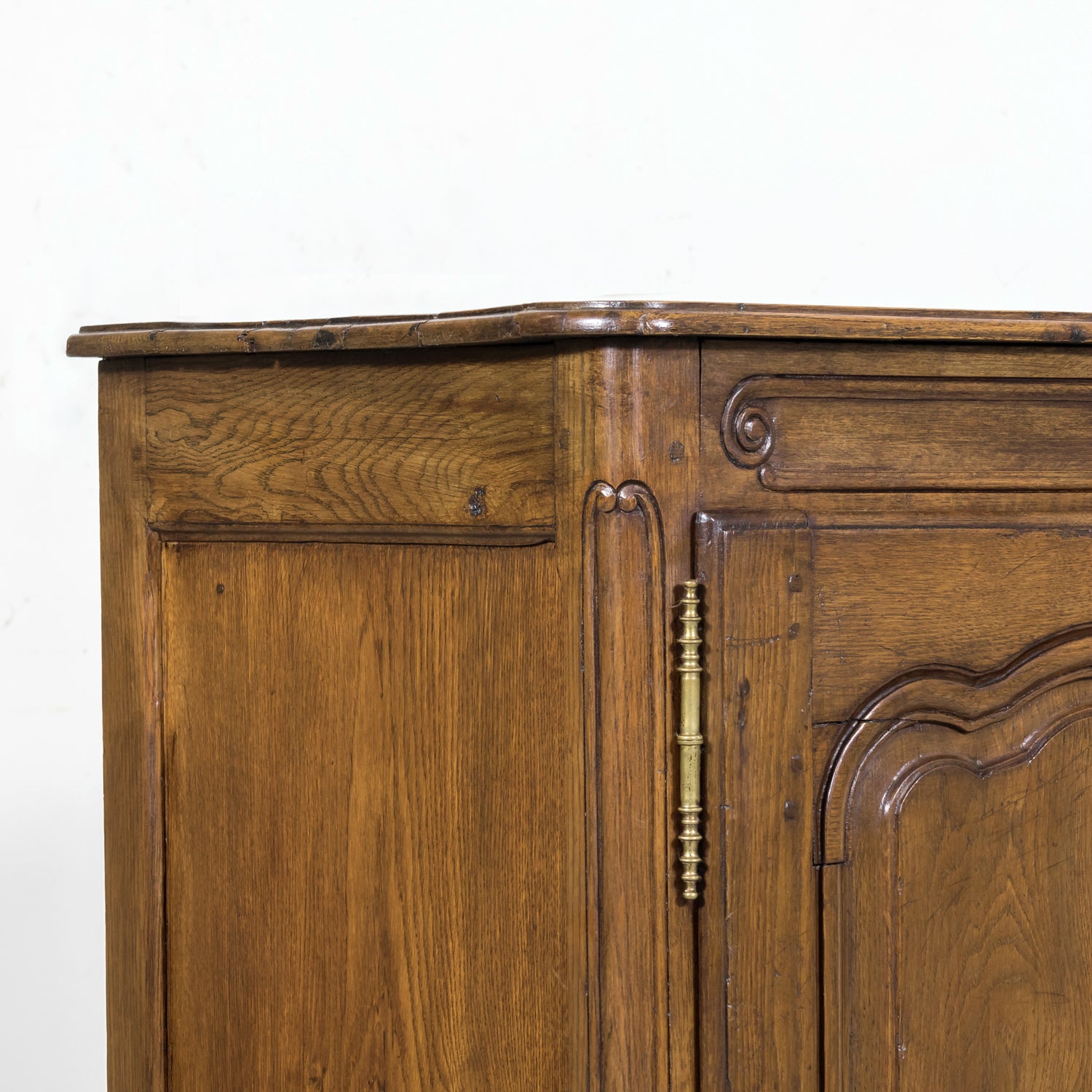 Early 19th Century French Country Louis XV Style Carved Oak Enfilade Buffet