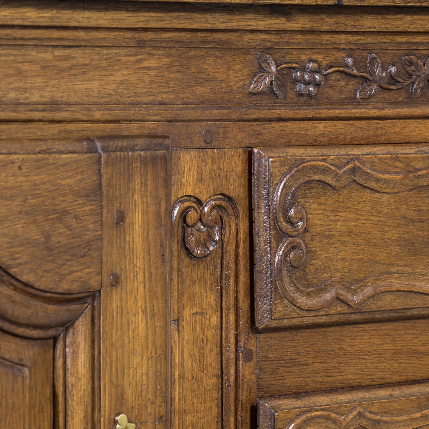 Early 19th Century French Country Louis XV Style Carved Oak Enfilade Buffet