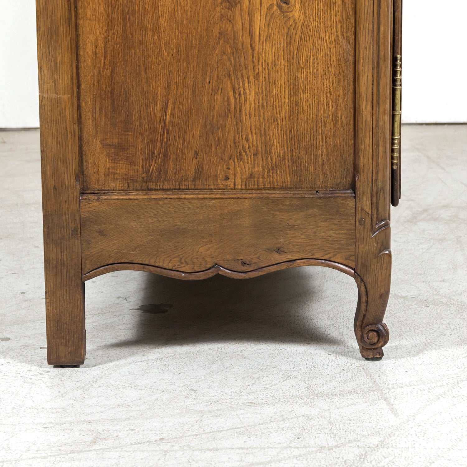 Early 19th Century French Country Louis XV Style Carved Oak Enfilade Buffet