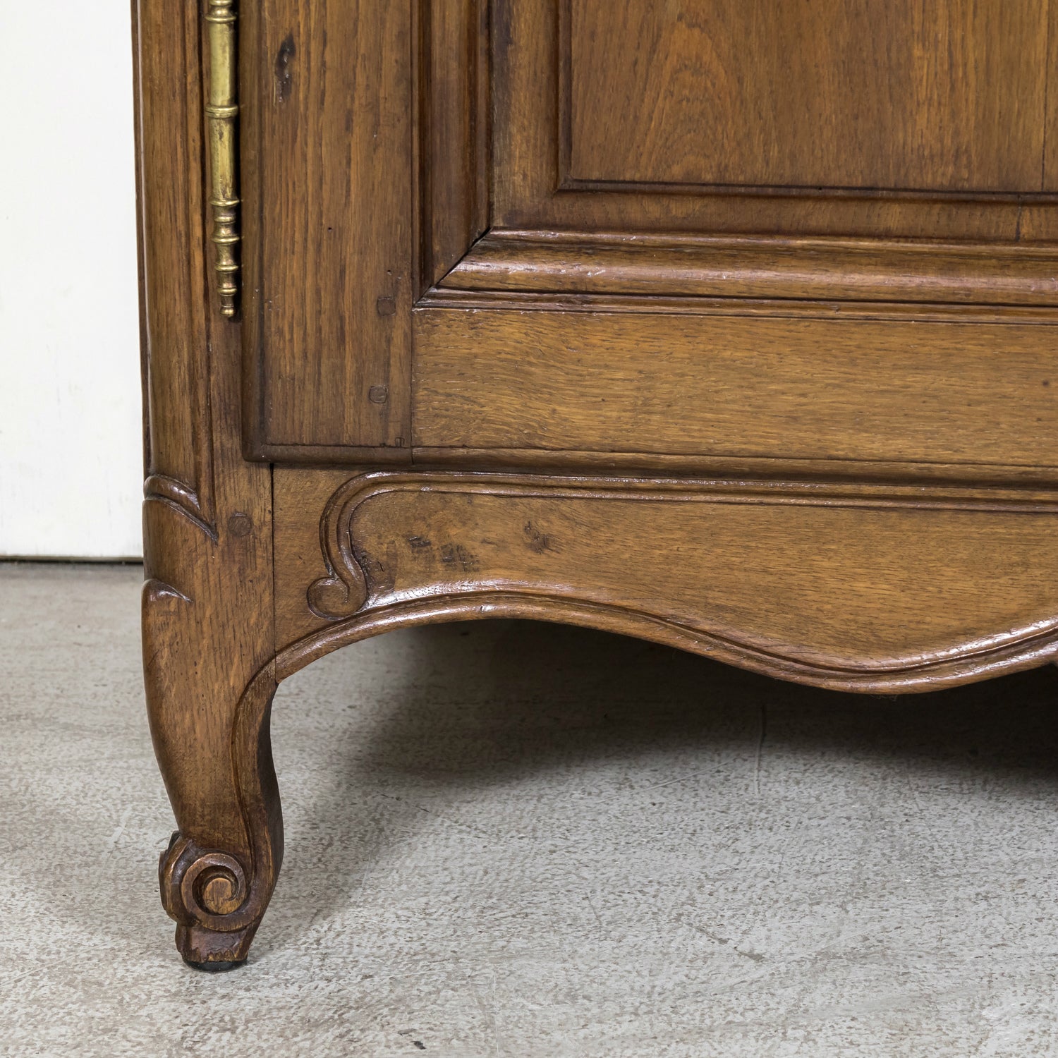 Early 19th Century French Country Louis XV Style Carved Oak Enfilade Buffet