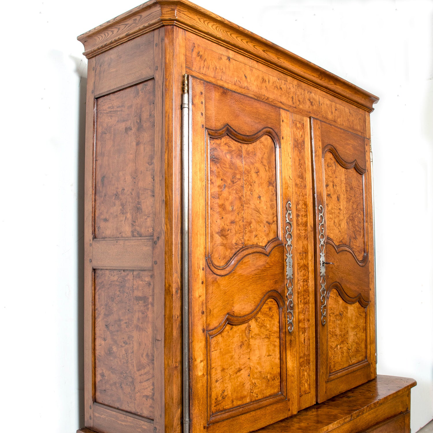 19th Century French Louis XV Style Walnut and Burl Walnut Buffet Deux Corps