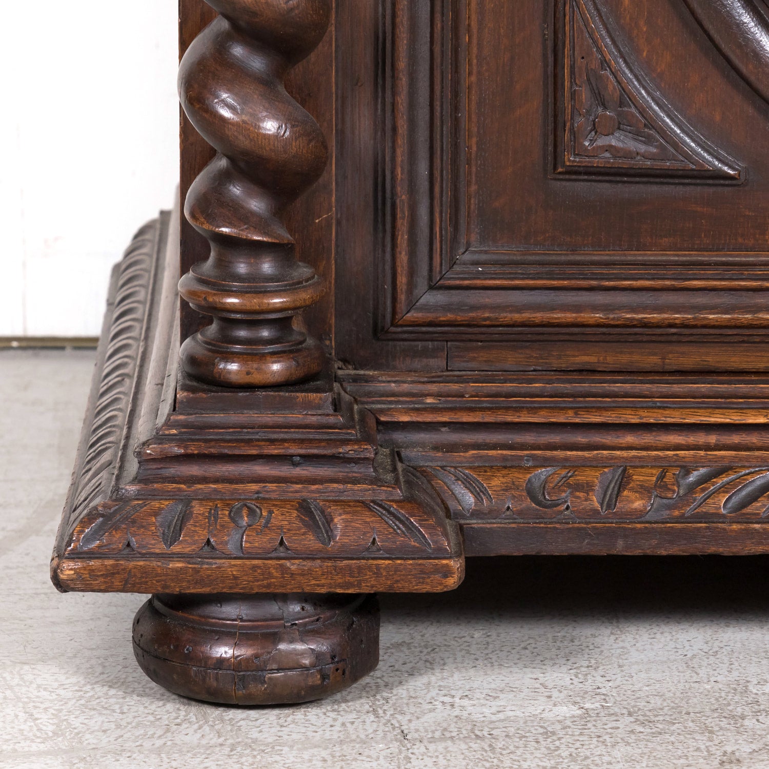 19th Century Antique French Louis XIII Style Carved Oak Buffet de Chasse or Hunting Buffet 