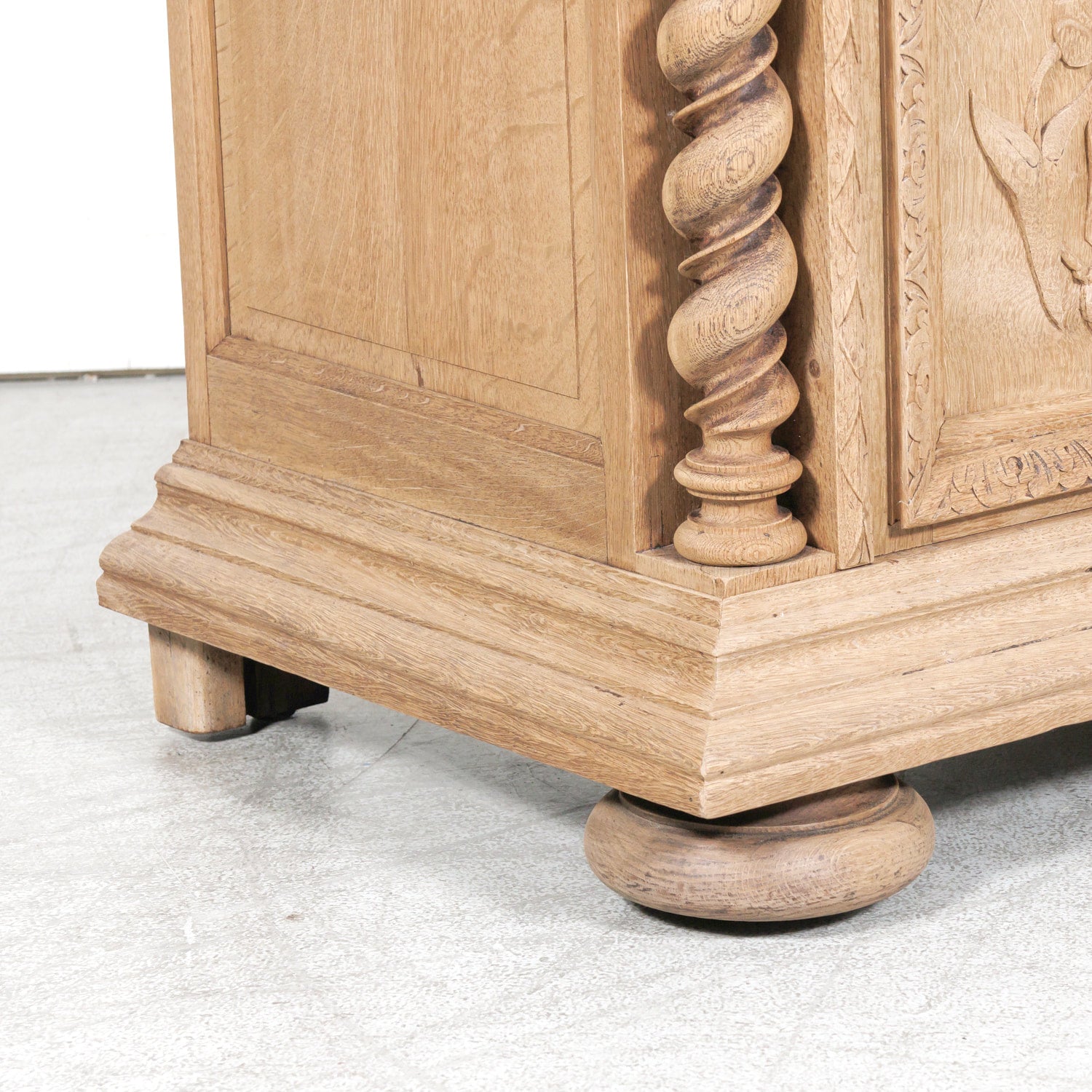 Mid-19th Century French Louis XIII Style Hunting Buffet Deux Corps or Bibliotheque de Chasse