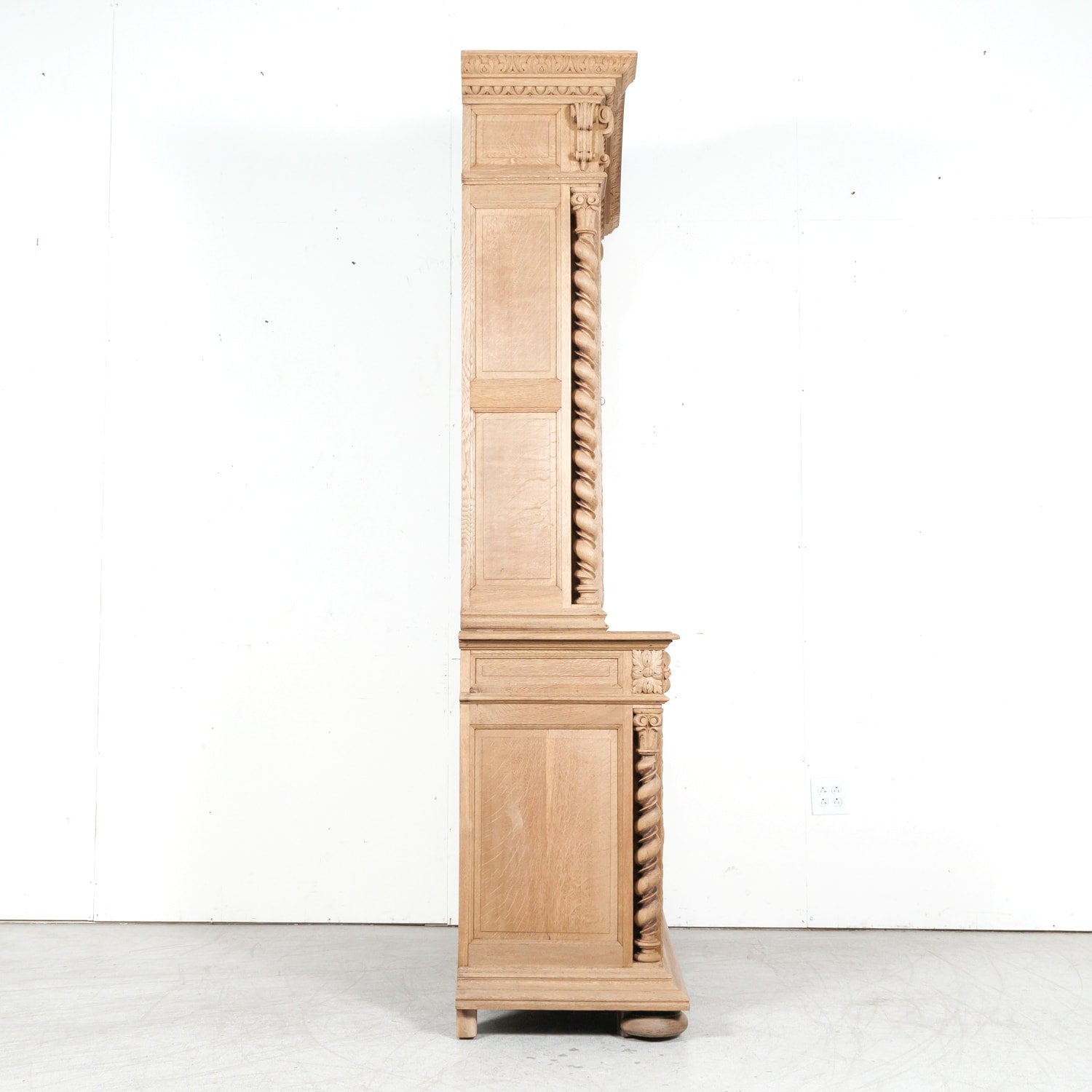 Mid-19th Century French Louis XIII Style Hunting Buffet Deux Corps or Bibliotheque de Chasse