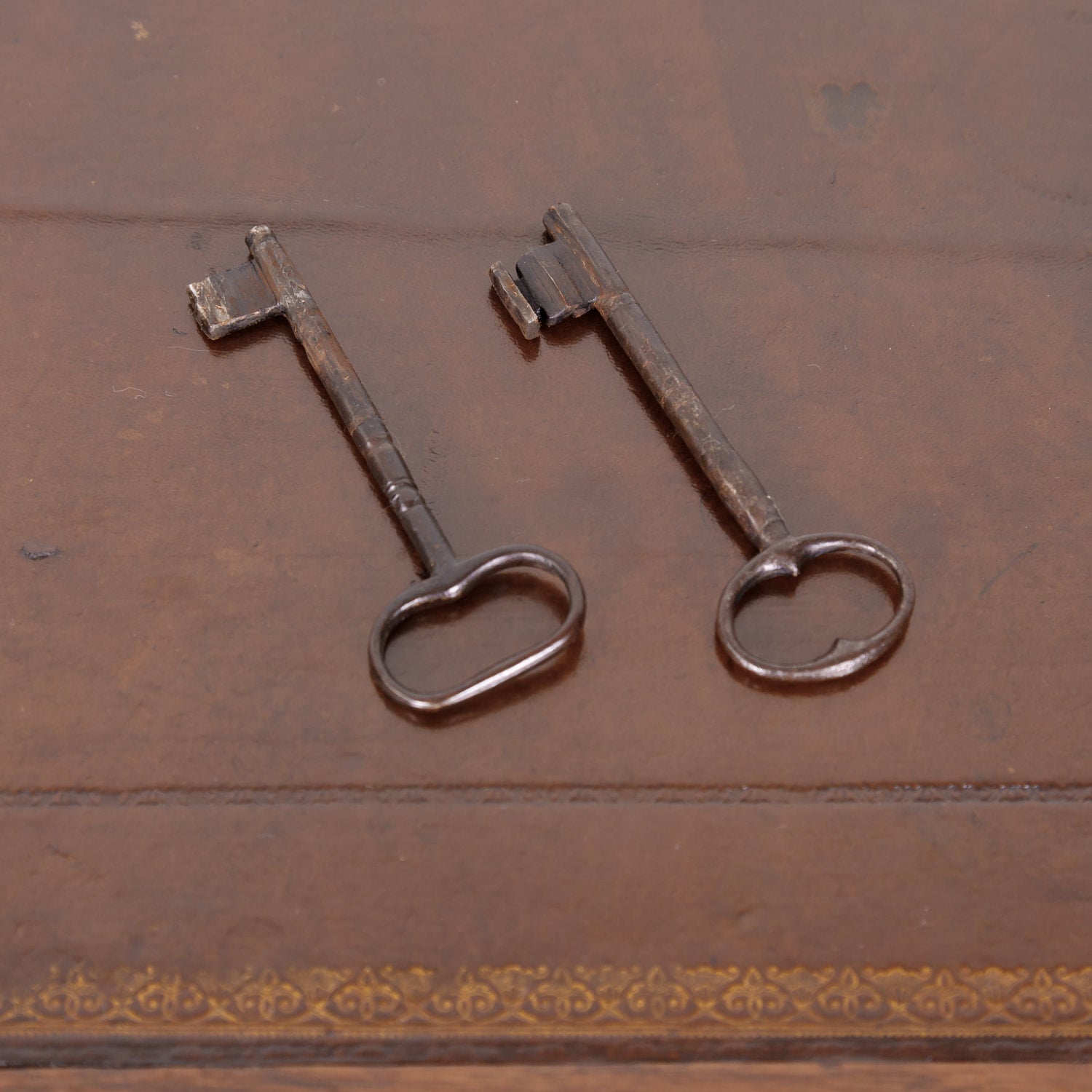 18th Century Louis XV-Louis XVI Transition Period Desk with Tooled Leather Top