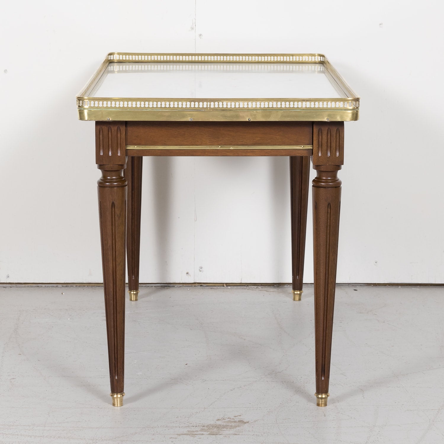 Louis XVI Mahogany Coffee Table with White Carrera Marble Top and Brass Baguettes, Gallery and Fluted Legs from Paris c. 1920s