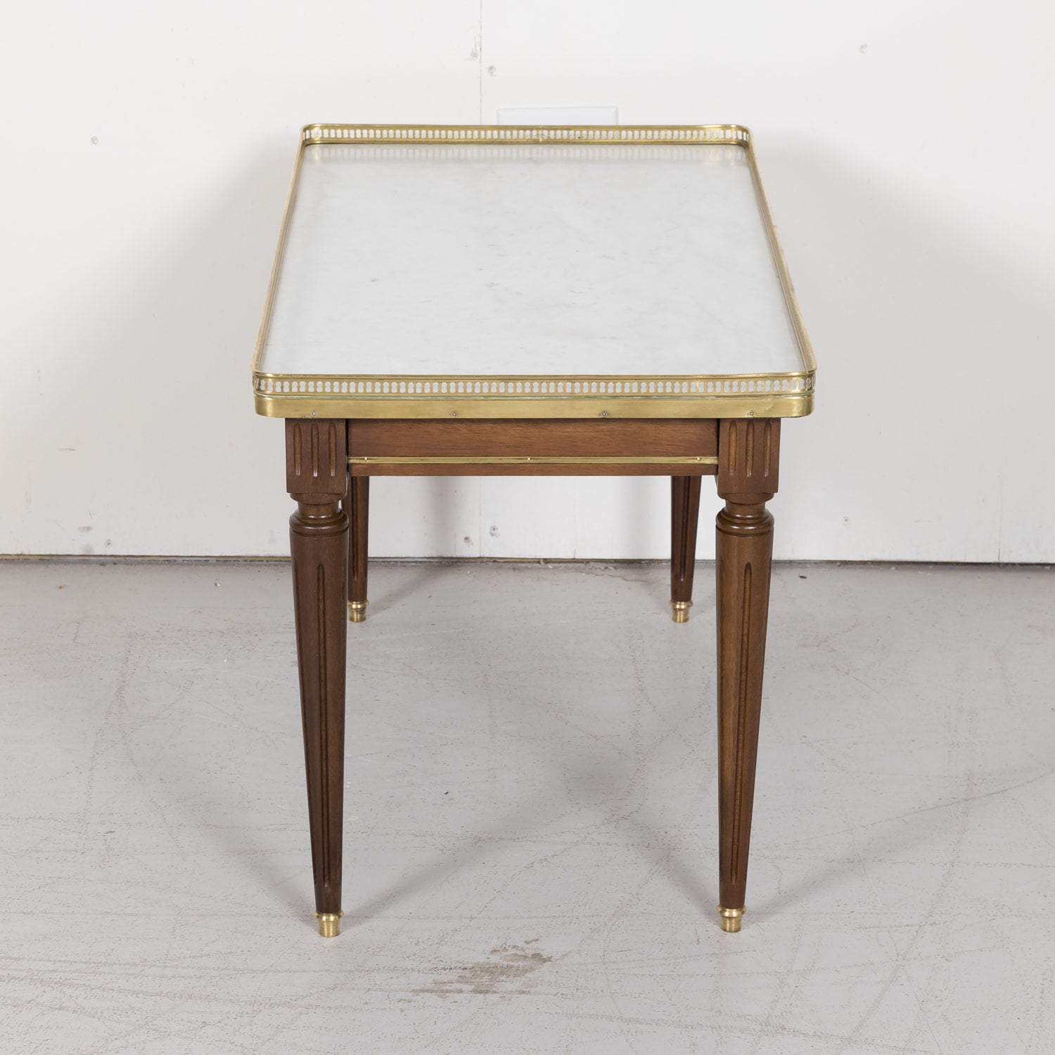 Louis XVI Mahogany Coffee Table with White Carrera Marble Top and Brass Baguettes, Gallery and Fluted Legs from Paris c. 1920s