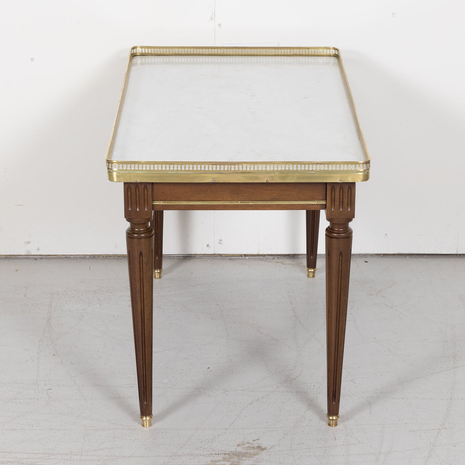 Louis XVI Mahogany Coffee Table with White Carrera Marble Top and Brass Baguettes, Gallery and Fluted Legs from Paris c. 1920s