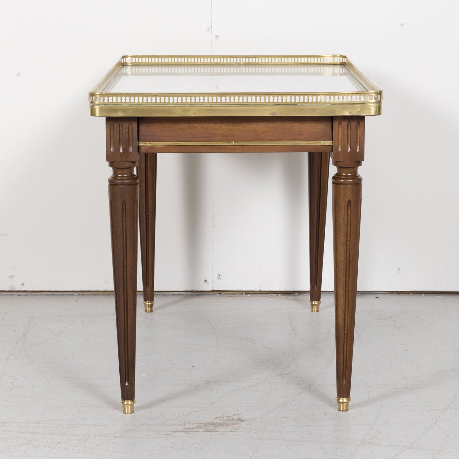 Louis XVI Mahogany Coffee Table with White Carrera Marble Top and Brass Baguettes, Gallery and Fluted Legs from Paris c. 1920s