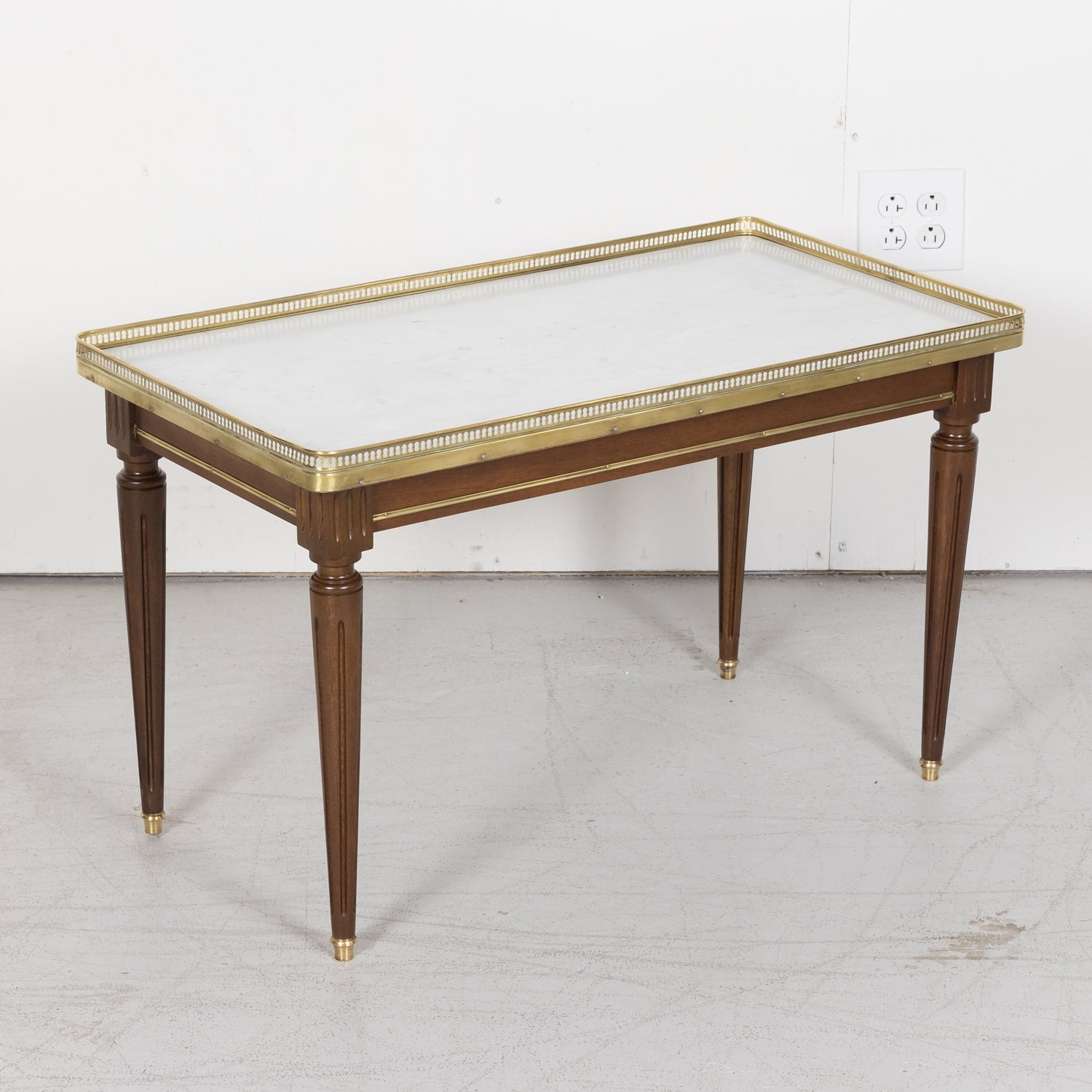 Louis XVI Mahogany Coffee Table with White Carrera Marble Top and Brass Baguettes, Gallery and Fluted Legs from Paris c. 1920s
