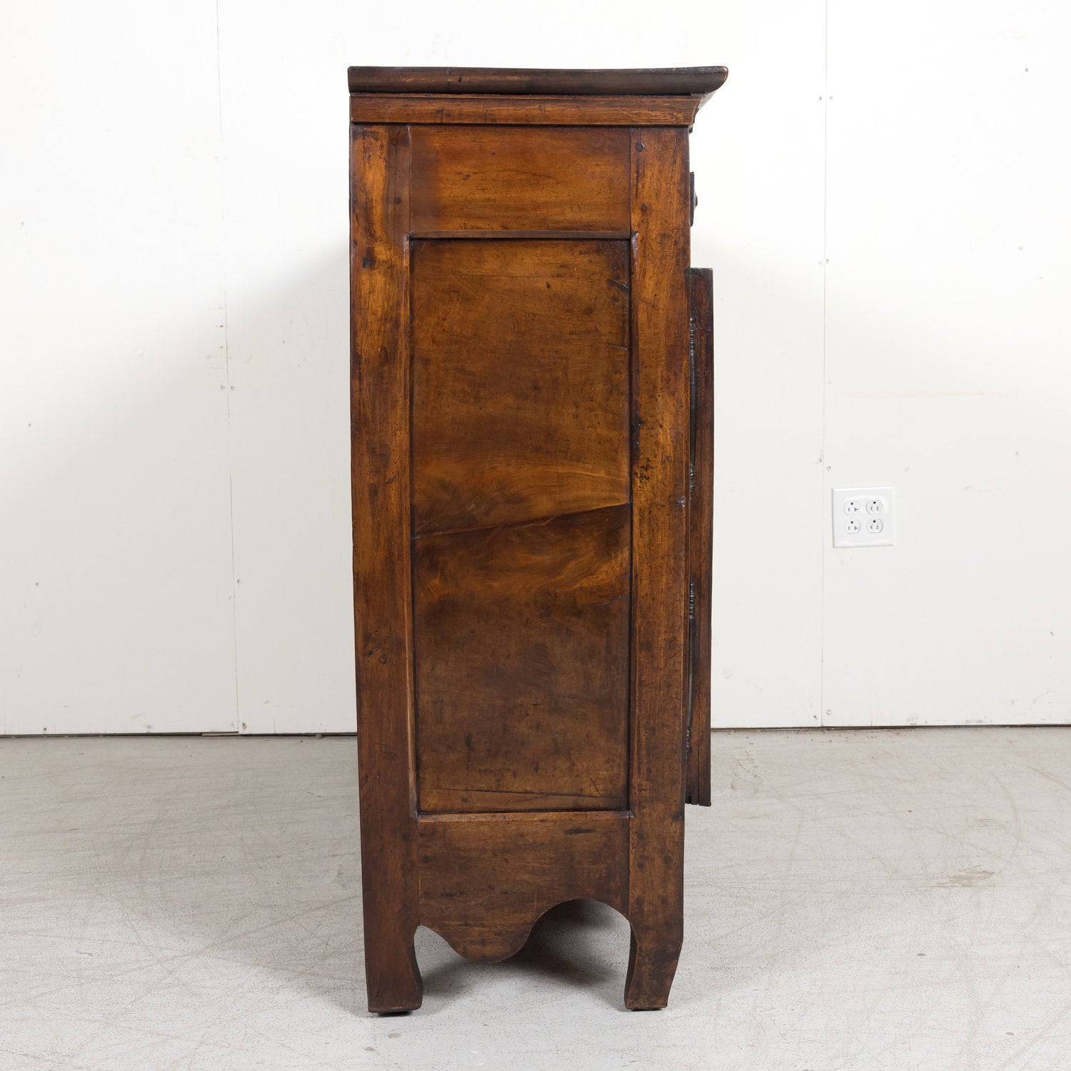 18th Century French Louis XV-Louis XVI Transition Period Solid Walnut Buffet d'Appui