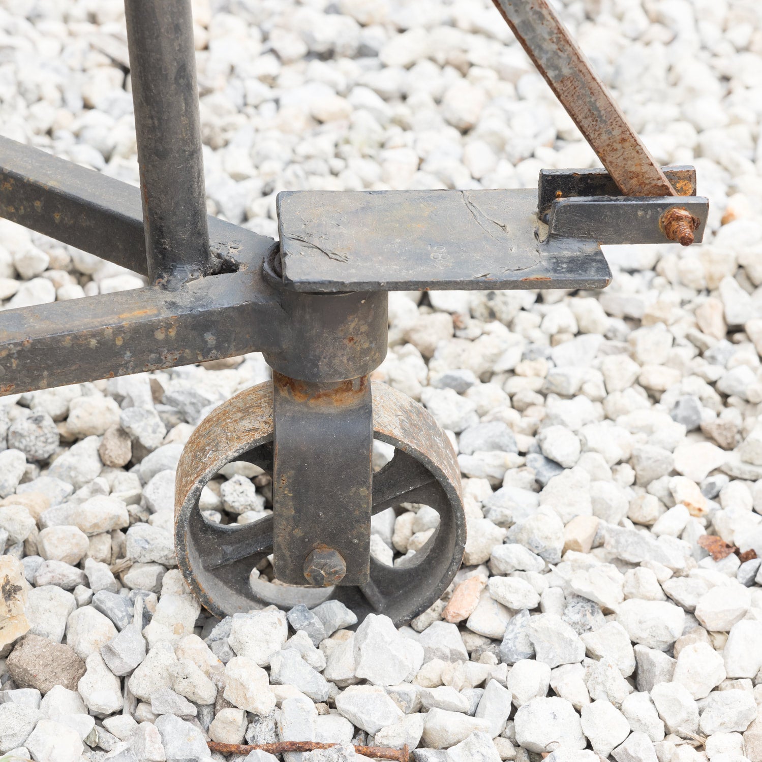 Medium Cast Iron Kadai Fire Bowl or Fire Pit on Wheels, 40