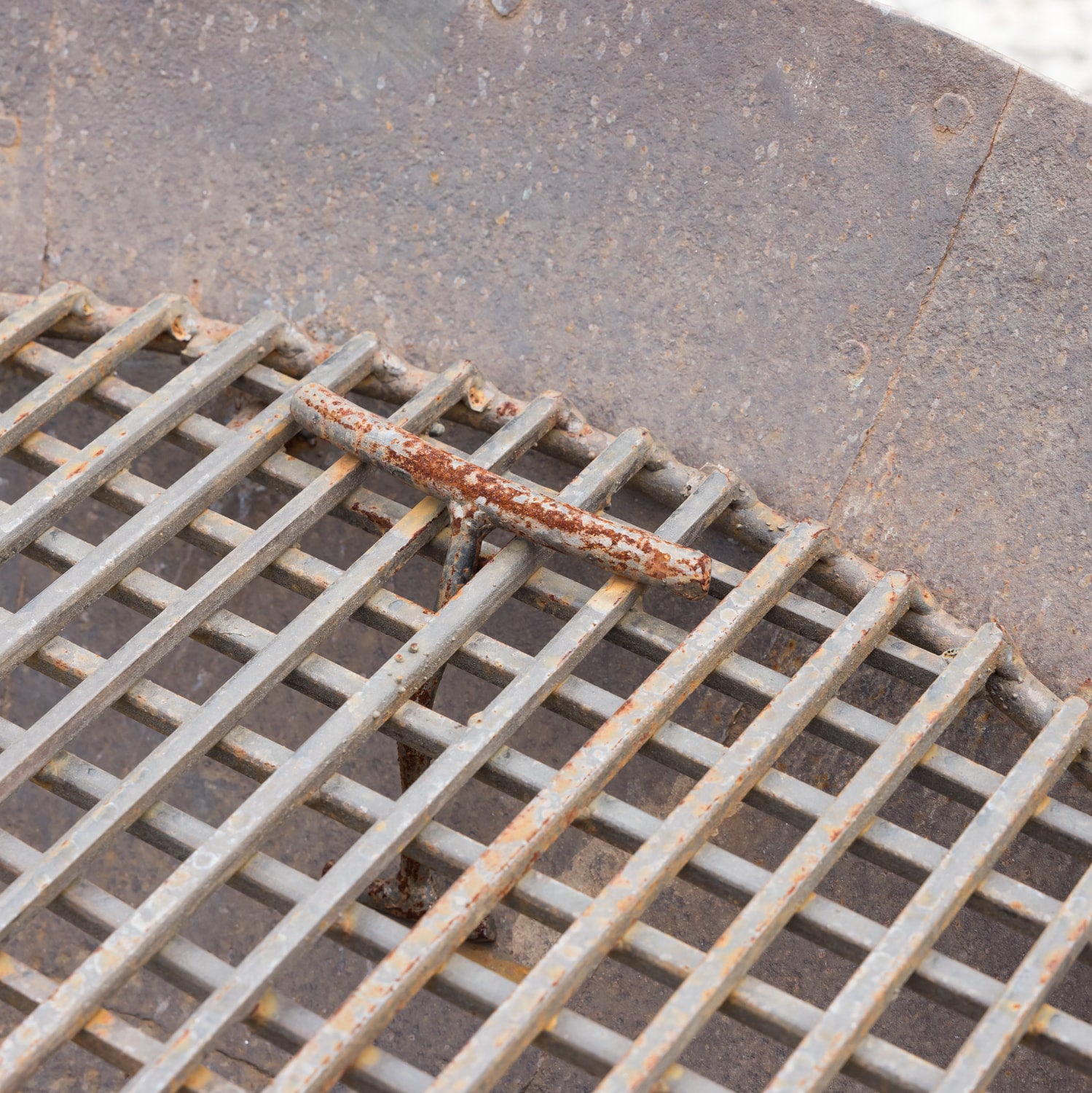 Medium Cast Iron Kadai Fire Bowl or Fire Pit on Wheels, 40