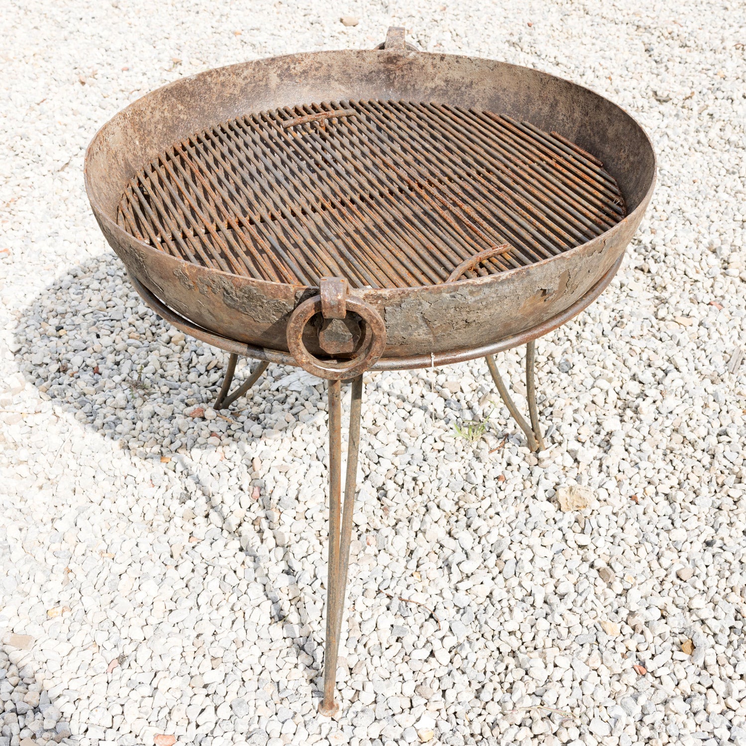 Small Cast Iron Kadai Fire Bowl or Fire Pit with Iron Hairpin Legs Base, 32.5
