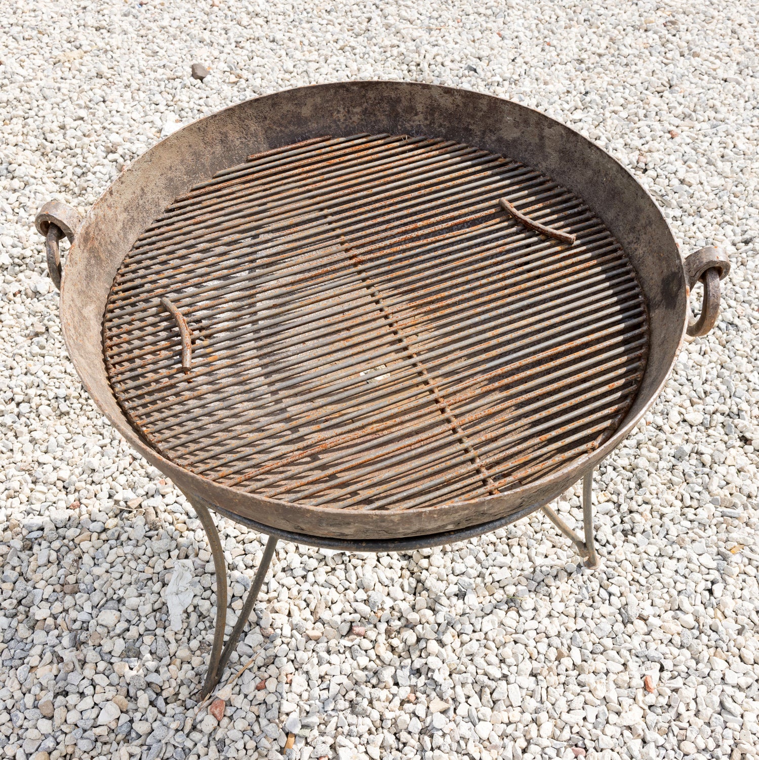 Small Cast Iron Kadai Fire Bowl or Fire Pit with Iron Hairpin Legs Base, 32.5