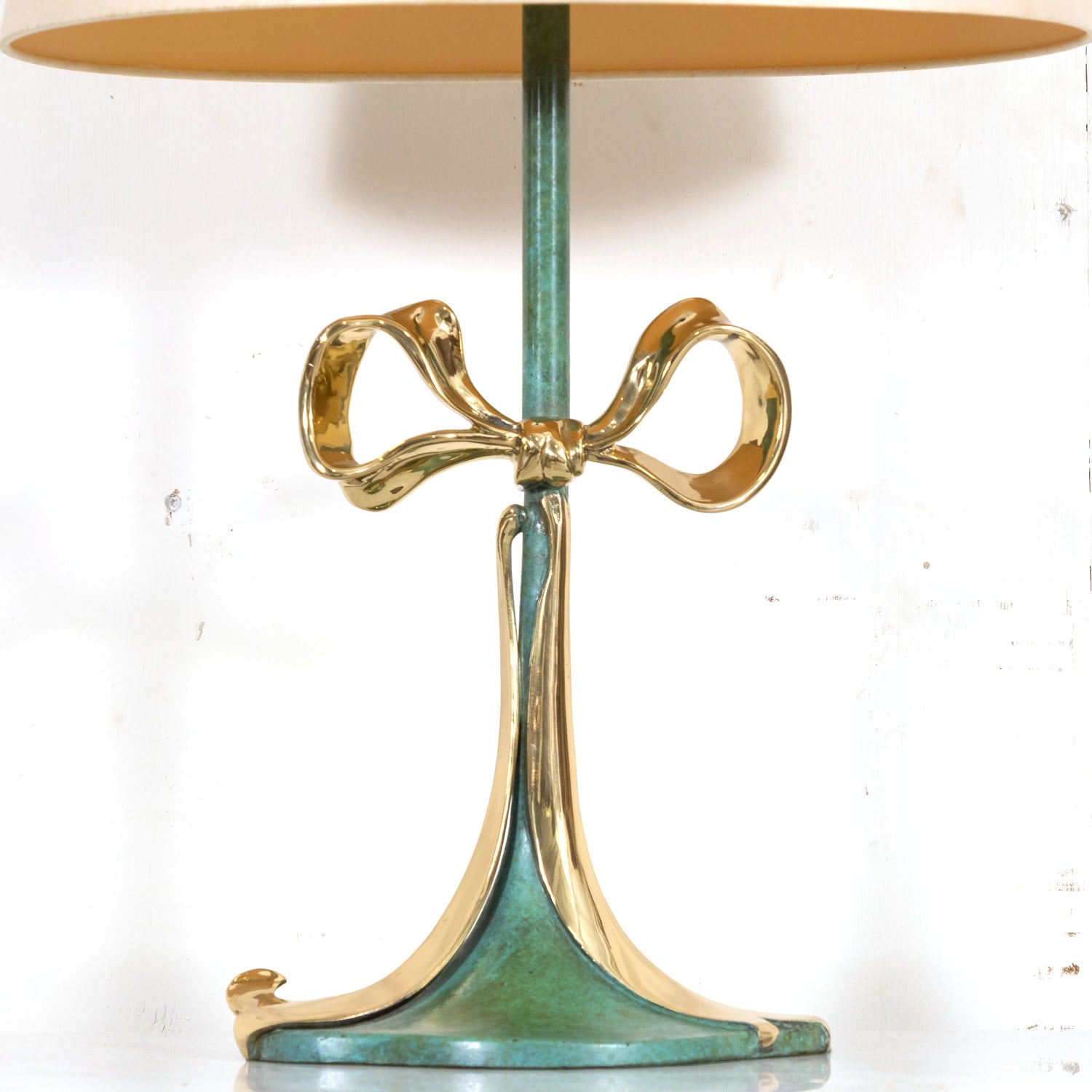 Vintage 20th Century Enameled Bronze Ribbon Table Lamp by Valentí Spain, Signed