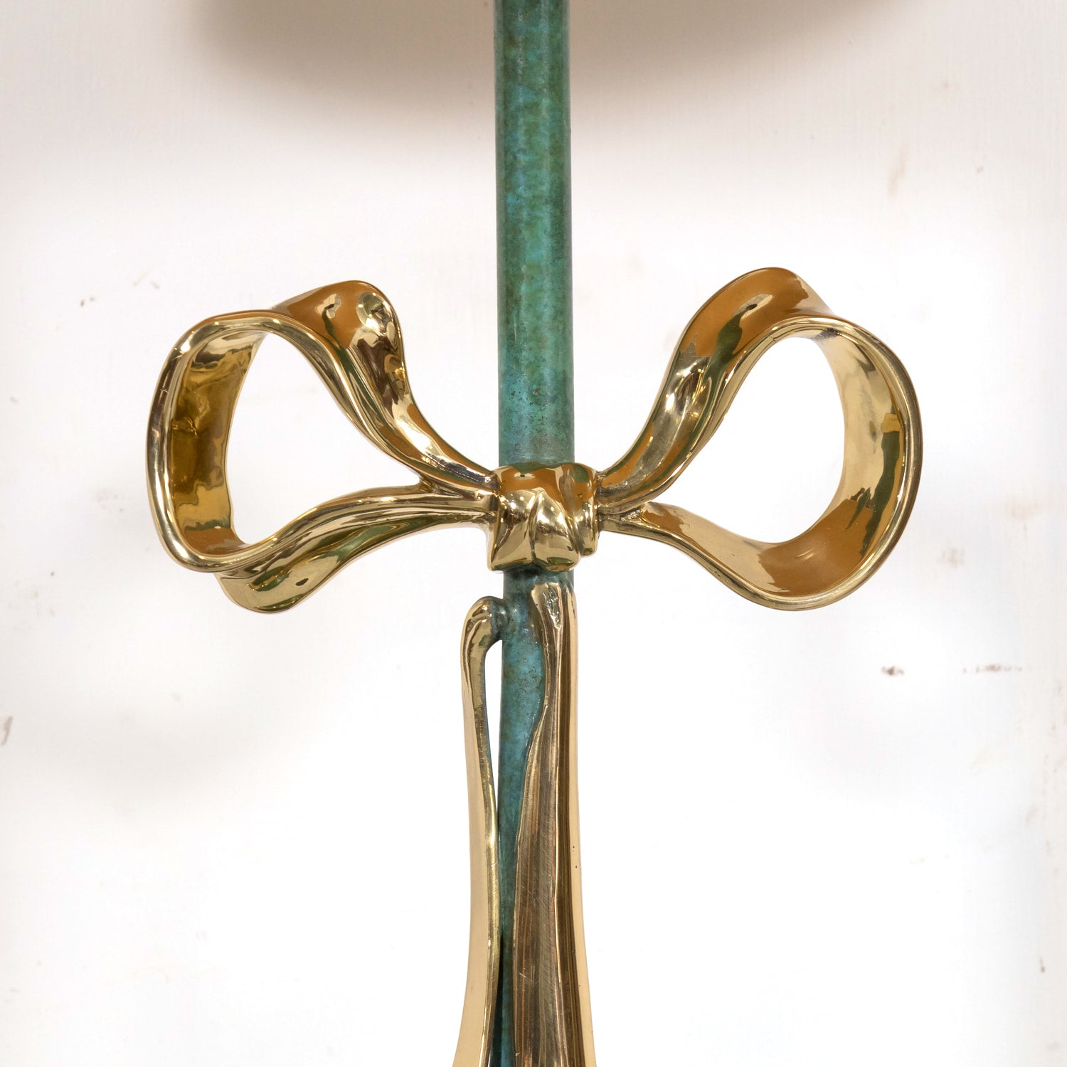 Vintage 20th Century Enameled Bronze Ribbon Table Lamp by Valentí Spain, Signed