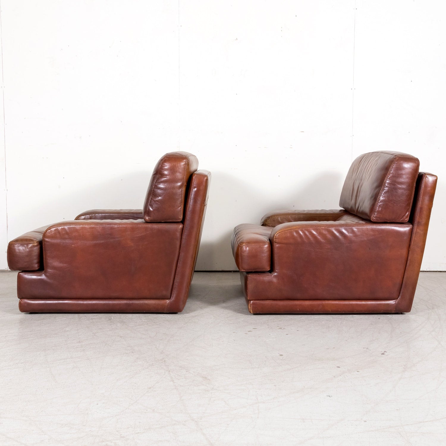 1970s Pair of French Mid-Century Modern Oversized Cognac Leather Armchairs or Lounge Chairs